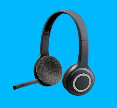 H600rロジクールヘッドセット 

パソコンでワイヤレスの自由度を実現
会話中でもパソコンから離れて自由に移動。軽量かつ動作距離が長いワイヤレスヘッドセットによって、最長10メートル離れた場所でもリスニングやチャットが可能。レーザーチューニングされたスピーカードライバーとノイズキャンセリングマイクにより、クリアな通話とステレオサウンドを実現。USB-Aポート経由でWindows?およびMacで動作し、お気に入りの通話アプリケーションを利用可能。調節式ヘッドバンドとフォームイヤーカップは、長時間の使用後でも快適性が持続。

ワイヤレスオーディオ
取り外し不要の超小型レシーバーをUSB-Aポートに挿入して、パソコンから10mまでの範囲で、自宅やオフィス中を自由に移動可能。充電式バッテリーで、最長6時間のワイヤレスオーディオを実現。


豊かなステレオサウンド
レーザーチューニングされたドライバーがデジタルオーディオを強化し、音楽、ゲームおよび通話で臨場感のあるサウンドをお届けします。

ノイズキャンセリングマイク
フレキシブルなマイクは音声を適切にキャプチャし、背景雑音を減らすように位置調整が可能。不要時は右側のブームをヘッドバンド内に回転させて、邪魔にならない位置に移動。


オンイヤーコントロール
右イヤーカップにあるシンプルなオンイヤーコントロールで、電源をオン/オフ、通話の音量を調整、またはミュートに切り替え。移動する時は、左イヤーカップ底面に超小型レシーバーを格納。

快適な使用感
スイベルマウント式フォームイヤークッション付きの調節式のパッド付きヘッドバンドにより、長時間のリスニング後でも快適性が持続。ヘッドセットは簡単に折り畳んで持ち運び可能。

USB-Aレシーバー
超小型レシーバーをパソコンのUSB-Aポートに差し込むだけで、会話、音楽のリスニングまたはゲームを開始。同梱のUSB-Aケーブルを使って充電。充電中の会話も可能。充電式バッテリーで、最長6時間のワイヤレスオーディオを実現。

仕様および詳細
本体サイズ
高さ x 幅 x 奥行き：
180 mm × 215 mm × 78 mm
重量: 0.105Kg
必要システム
絶対多数のプラットフォームおよびOSの通話アプリケーション対応。
Windows?またはmacOS
Chrome OS?
USBポート （Type Aポートまたはアダプター）
スペック
入力インピーダンス：: 30Ω

ヘッドフォン感度：: 102dB ±3dB

マイク感度：: -44dBV/PA ±3dB

ヘッドセット周波数特性：: 40Hz ～ 10kHz

マイク周波数特性：: 100Hz ～ 6.5kHz

USB-A充電ケーブル長：: 1.22m

接続：: USB-A対応（1.1、2.0、3.0）

* 使?環境・状況によって異なります。
パッケージ内容
製品本体
USB-A超小型レシーバー
USB-A充電ケーブル
クイックスタートガイド、保証規定、保証書

保証情報
2年間無償保証

型番
型番: H600R