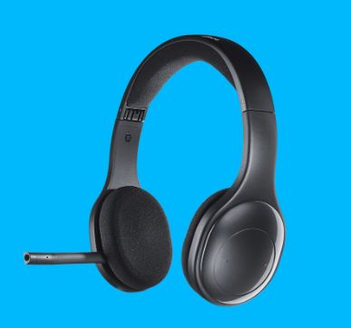 H800R ロジクールヘッドセット

ワイヤレスの自由度をすべてのデバイスで実現モバイルユーザーと
パソコンユーザー、そしてゲーマーにとって不可欠な、ロジクール最高の、
最も多用途のヘッドセット。H800は、パソコン用のUSB超小型レシーバー
に加え、スマートフォン、タブレットおよびBluetooth?対応パソコン用の
Bluetoothを搭載。邪魔になるケーブルなしで、複数デバイスを簡単に
接続して切り替え。クライアントやチームメートと話す時にマイクアームは
適切な位置に簡単に調節可能。

ワイヤレスBLUETOOTHヘッドセット
Bluetooth対応デバイスとペアリング、または取り外し不要の超小型レシーバーをUSB-Aポートに挿入して、接続デバイスから12m離れた場所まで自由に移動可能。充電式バッテリーは、6時間の信頼できるワイヤレスオーディオを提供。

豊かな高解像度ステレオサウンド
レーザーチューニングされたドライバーと内蔵イコライザーがひずみを最小化。非常にかすかなノイズも検知される、豊かで非常にクリアなデジタルオーディオにより、音楽、ゲームおよび通話に集中。

ノイズキャンセリングマイク
フレキシブルなマイクは音声を適切にキャプチャし、背景雑音を減らすように位置調整が可能。不要時は右側のブームをヘッドバンド内に回転させて、邪魔にならない位置に移動。

オンイヤーコントロール
右イヤーカップにある音量、ミュート、通話処理、早送り/再生、およびデバイス選択などの、様々なコントロール。進行中の通話やエンターテイメントを中断なく調整。移動する時は、左イヤーカップ内に超小型レシーバーを格納。

クッションの快適性
パッド付きヘッドバンドと巧みに設計されたフォームイヤーカップが、長時間の快適性を提供。ヘッドセットは簡単に折り畳んで持ち運び可能。

USB-Aレシーバー + BLUETOOTH
USB-A超小型レシーバーをパソコンのUSB-Aポートに挿入、またはBluetooth対応のスマートフォン、パソコンまたはタブレットをペアリング。同梱のUSB-Aケーブルを使って充電。充電中の会話も可能。通話、音楽またはゲームで、最長6時間のワイヤレスオーディオを実現。

仕様および詳細
本体サイズ
高さ x 幅 x 奥行き：
180 mm × 215 mm × 78 mm
重量: 0.12Kg
必要システム
絶対多数のプラットフォームおよびOSの通話アプリケーション対応。
Windows?またはmacOS
Chrome OS?
USBポート （Type Aポートまたはアダプター）

スペック
入力インピーダンス：: 32Ω

ヘッドフォン感度：: 97dB ±3dB

マイク感度：: -47dBV/Pa ±3dB

ヘッドセット周波数特性：: 30Hz ～ 15kHz

マイク周波数特性：: 100Hz ～ 6.5kHz

USB-A充電ケーブル長：: 1.22m

接続：: USB-A対応（1.1、2.0、3.0）

* 使用環境・状況によって異なります。
パッケージ内容
製品本体
USB-A超小型レシーバー
USB-A充電ケーブル
クイックスタートガイド、保証規定、保証書

保証情報
2年間無償保証

型番
型番: H800R
