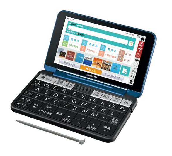 SHARP 高校生向け カラー電子辞書 PW-SS7(ネイビー系)<BR>
<BR>
特徴<BR>
ワンランク上の英語を身につけ理解を深める<BR>
ハイレベルな英語学習に対応できる英和大辞典や英英辞典<BR>
約28万語収録の「リーダーズ英和辞典 第3版」などの３つの大辞典と、英語運用力アップに役立つ英英辞典を豊富に収録。特長ある記述を引き比べることで英語がより深く理解できます。<BR>
<BR>
コンテンツ<BR>
    国語(56)<BR>
    英語(182)<BR>
    学習(26)<BR>
    教養(7)<BR>
    旅行(9)<BR>
    文学作品<BR>
    別売外国語カードほか<BR>
<BR>
基本仕様<BR>
色名 	-K (ネイビー系)<BR>
-W (ホワイト系)<BR>
画面 	5.5型WVGA＋カラー液晶 <BR>
(854 × 480ドット、<BR>
横121.1mm × 縦68.0mm)<BR>
タッチパネル対応<BR>
外形寸法 <BR>
(幅×奥行×高さ) 	152.4mm × 94.5mm × 17.9mm <BR>
(閉時・最薄部・突起部含まず)<BR>
152.4mm × 94.5mm × 18.4mm <BR>
(閉時・突起部含む)<BR>
質量 	約265g <BR>
(充電池・タッチペン含む)<BR>
本体<BR>
ユーザーエリア 	約200MB<BR>
電源 	リチウムイオン充電池※1<BR>
使用時間 	約140時間※2<BR>
付属品 	タッチペン・microUSBケーブル・ACアダプター※3・取扱説明書<BR>
<BR>
    ※1付属のACアダプター・microUSBケーブルを使用して充電できます。※お客様による交換はできません。<BR>
    ※2カード非装着、使用温度25℃で連続表示した場合（表示の明るさ3で、表示状態になった30秒後に表示が暗くなる場合）。また、使用温度25℃で英和辞典で1秒1キー操作で“dictionary”と入力して英和訳画面を表示し、これを5分間繰り返した後に連続表示を55分間行った場合は約65時間。<BR>
    ※3ACアダプターは日本国内仕様ですが、AC100～240V（50/60Hz）に対応しております。
<BR>
