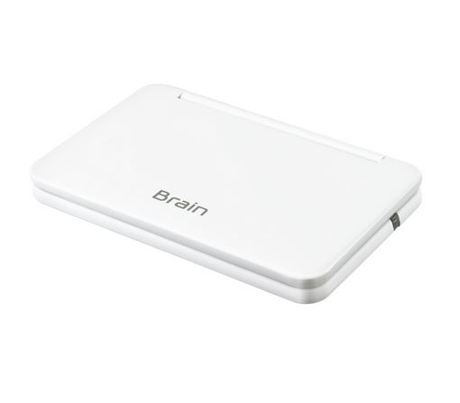 SHARP 高校生向け カラー電子辞書 PW-SS7(ホワイト系)<BR>
<BR>
特徴<BR>
ワンランク上の英語を身につけ理解を深める<BR>
ハイレベルな英語学習に対応できる英和大辞典や英英辞典<BR>
約28万語収録の「リーダーズ英和辞典 第3版」などの３つの大辞典と、英語運用力アップに役立つ英英辞典を豊富に収録。特長ある記述を引き比べることで英語がより深く理解できます。<BR>
<BR>
コンテンツ<BR>
    国語(56)<BR>
    英語(182)<BR>
    学習(26)<BR>
    教養(7)<BR>
    旅行(9)<BR>
    文学作品<BR>
    別売外国語カードほか<BR>
<BR>
基本仕様<BR>
色名 	-K (ホワイト系)<BR>
-W (ホワイト系)<BR>
画面 	5.5型WVGA＋カラー液晶 <BR>
(854 × 480ドット、<BR>
横121.1mm × 縦68.0mm)<BR>
タッチパネル対応<BR>
外形寸法 <BR>
(幅×奥行×高さ) 	152.4mm × 94.5mm × 17.9mm <BR>
(閉時・最薄部・突起部含まず)<BR>
152.4mm × 94.5mm × 18.4mm <BR>
(閉時・突起部含む)<BR>
質量 	約265g <BR>
(充電池・タッチペン含む)<BR>
本体<BR>
ユーザーエリア 	約200MB<BR>
電源 	リチウムイオン充電池※1<BR>
使用時間 	約140時間※2<BR>
付属品 	タッチペン・microUSBケーブル・ACアダプター※3・取扱説明書<BR>
<BR>
    ※1付属のACアダプター・microUSBケーブルを使用して充電できます。※お客様による交換はできません。<BR>
    ※2カード非装着、使用温度25℃で連続表示した場合（表示の明るさ3で、表示状態になった30秒後に表示が暗くなる場合）。また、使用温度25℃で英和辞典で1秒1キー操作で“dictionary”と入力して英和訳画面を表示し、これを5分間繰り返した後に連続表示を55分間行った場合は約65時間。<BR>
    ※3ACアダプターは日本国内仕様ですが、AC100～240V（50/60Hz）に対応しております。
<BR>
